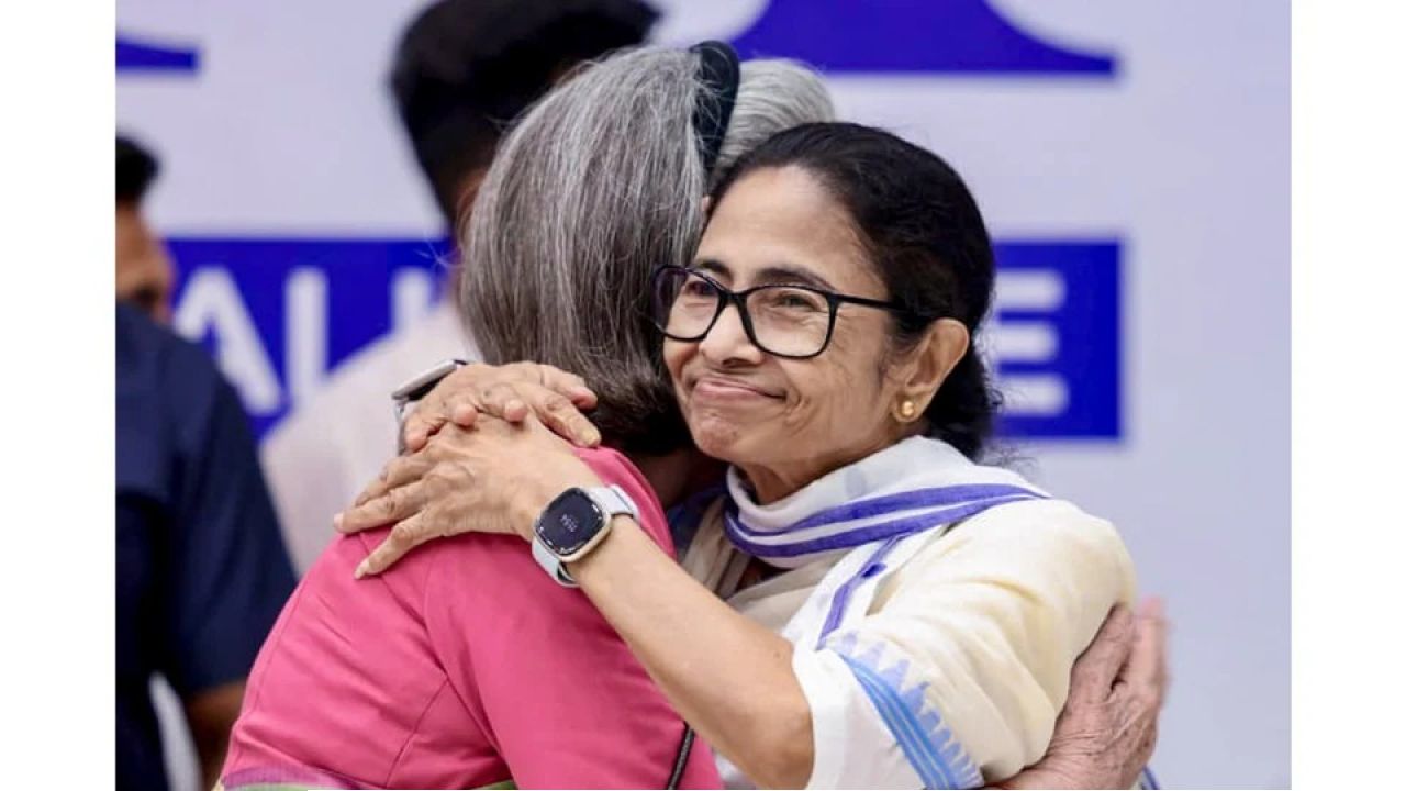 কংগ্রেসে মিশে যাচ্ছে তৃণমূল? ‘রাহুলকে প্রধানমন্ত্রী মানলে তবেই এন্ট্রি’, মমতার যোগদানের জল্পনায় চরম শর্ত প্রদেশ কংগ্রেসের!