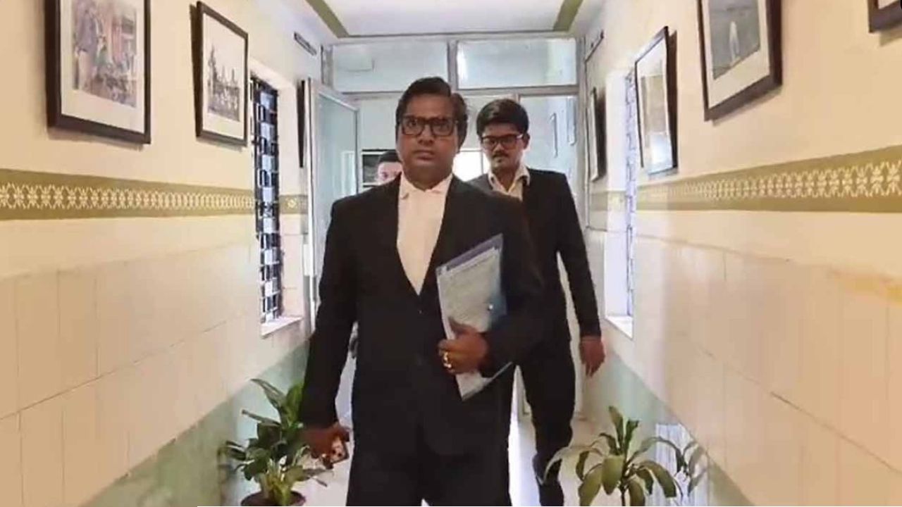 ‘মায়ের শরীর খারাপ’ নাকি আসল কারণ অন্য? সোনামুখীর তৃণমূল পুরপ্রধান সন্তোষের আকস্মিক পদত্যাগে ছড়াল তীব্র চাঞ্চল্য!
