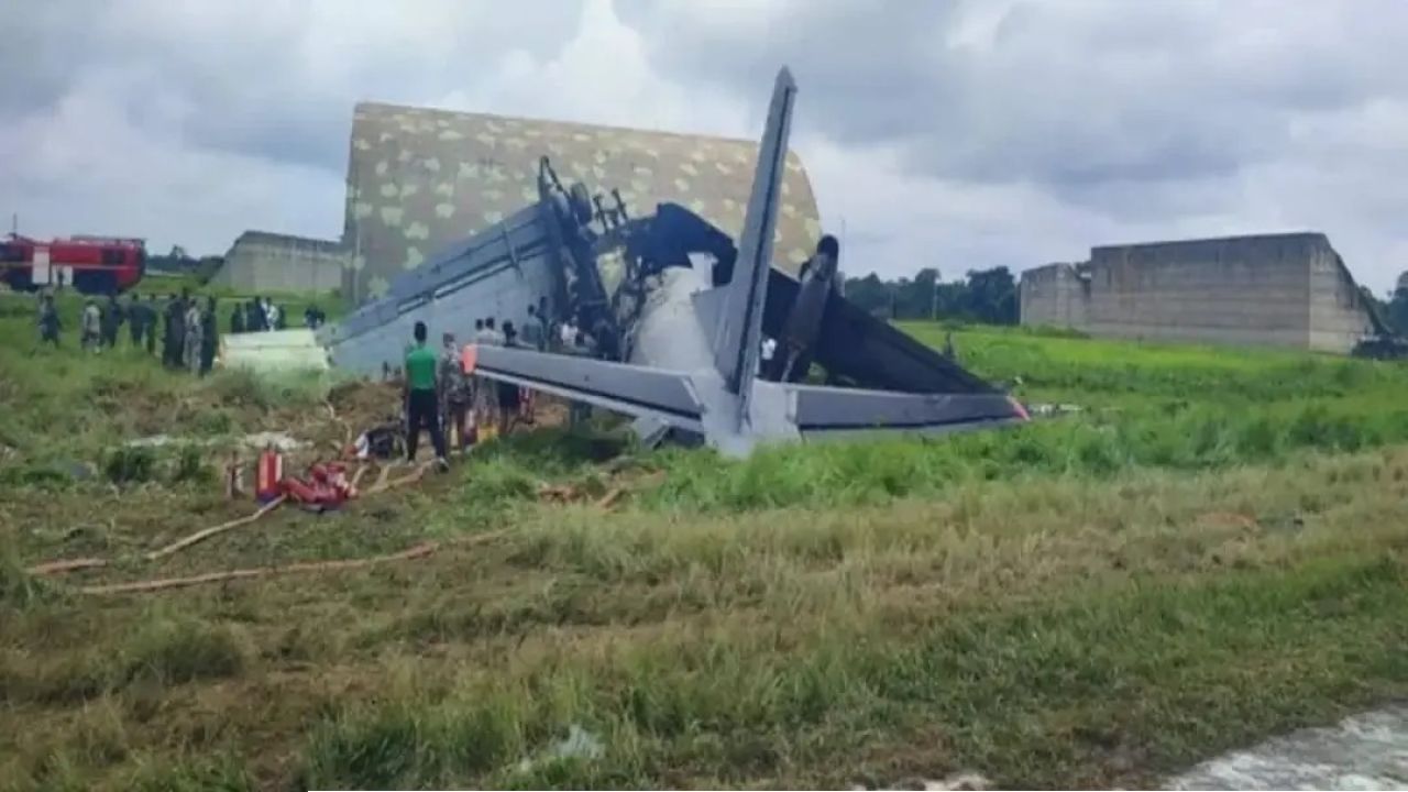 আকাশ ছুঁয়ে মাটিতে বিপর্যয়! জোরহাটে বায়ুসেনার বিমানে দুর্ঘটনা, শুরু তদন্ত 