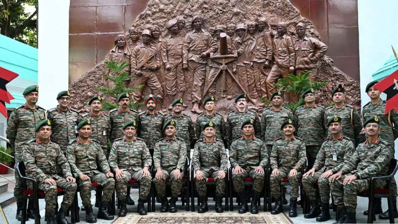 এবার তলোয়ার ঐচ্ছিক, মেস ড্রেসে নিষিদ্ধ পাউচ বেল্ট! ‘আর্মি ইউনিফর্মস-২০২৬’ ম্যানুয়ালে সাজগোজ নিয়ে সেনার চরম নির্দেশিকা!