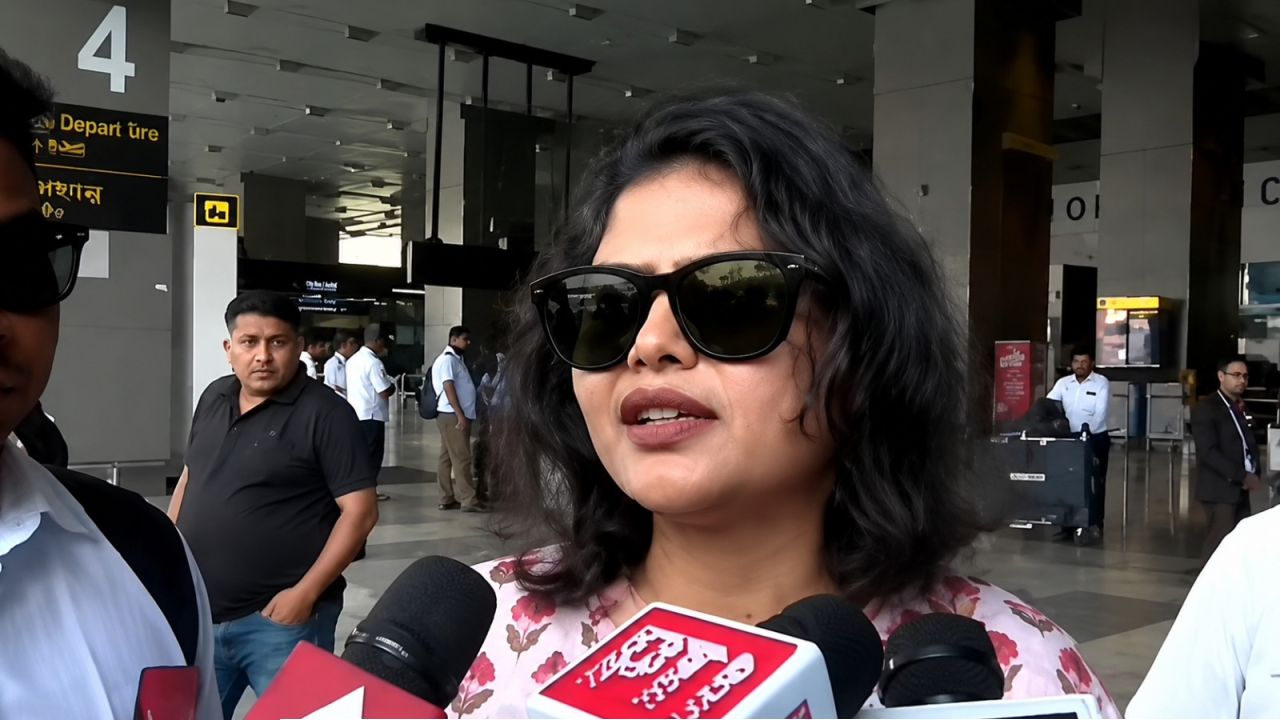 ছোট চুল আর কুর্তিতে সম্পূর্ণ অচেনা সায়নী! দলবদল ও বিদ্রোহের আবহে সাংবাদিকদের কী বার্তা দিলেন নেত্রী?