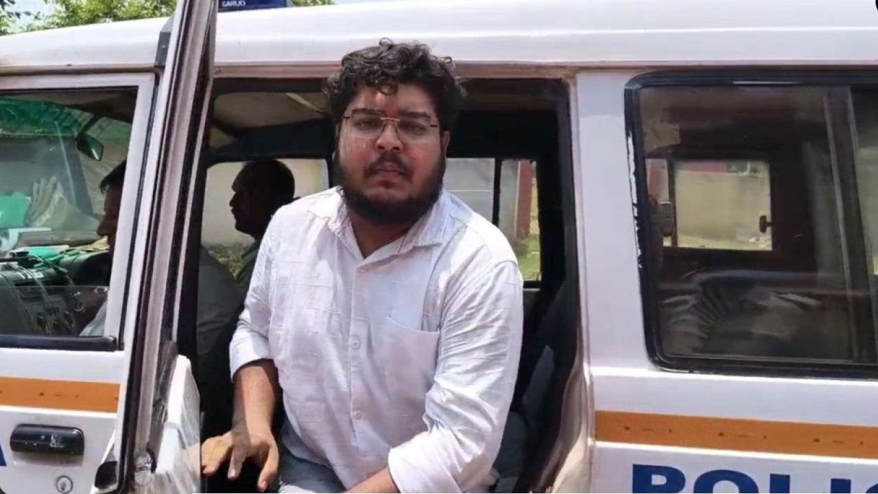 বাবা-মায়ের ক্ষমতা ও পদের দাপট! ঠিকাদারদের ভয় দেখিয়ে ৩৯ লক্ষের তোলাবাজি, কলকাতা থেকে গ্রেফতার তৃণমূল নেতার ছেলে!