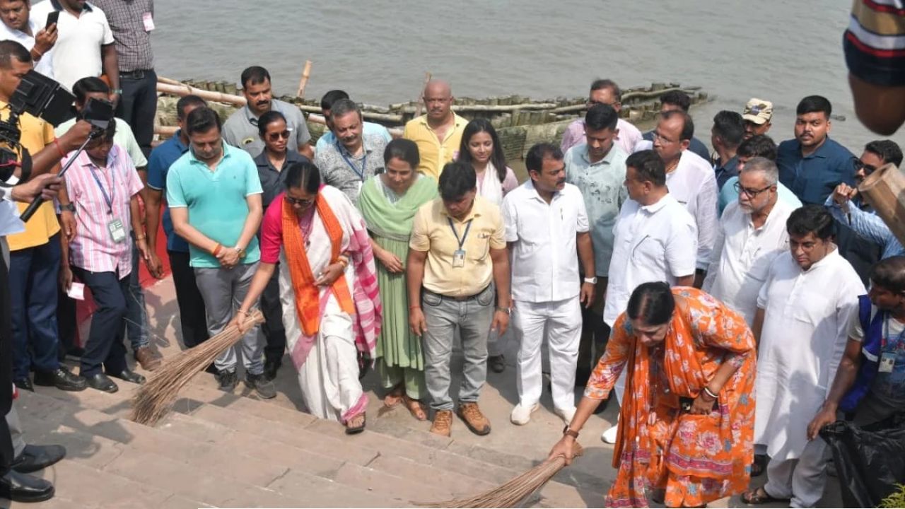  বাগবাজার মায়ের ঘাটে সাফাই অভিযানে মুখ্যমন্ত্রী; ২১ জুন মোদীকে &lsquo;স্বচ্ছ বাংলা&rsquo; উপহারের বার্তা 