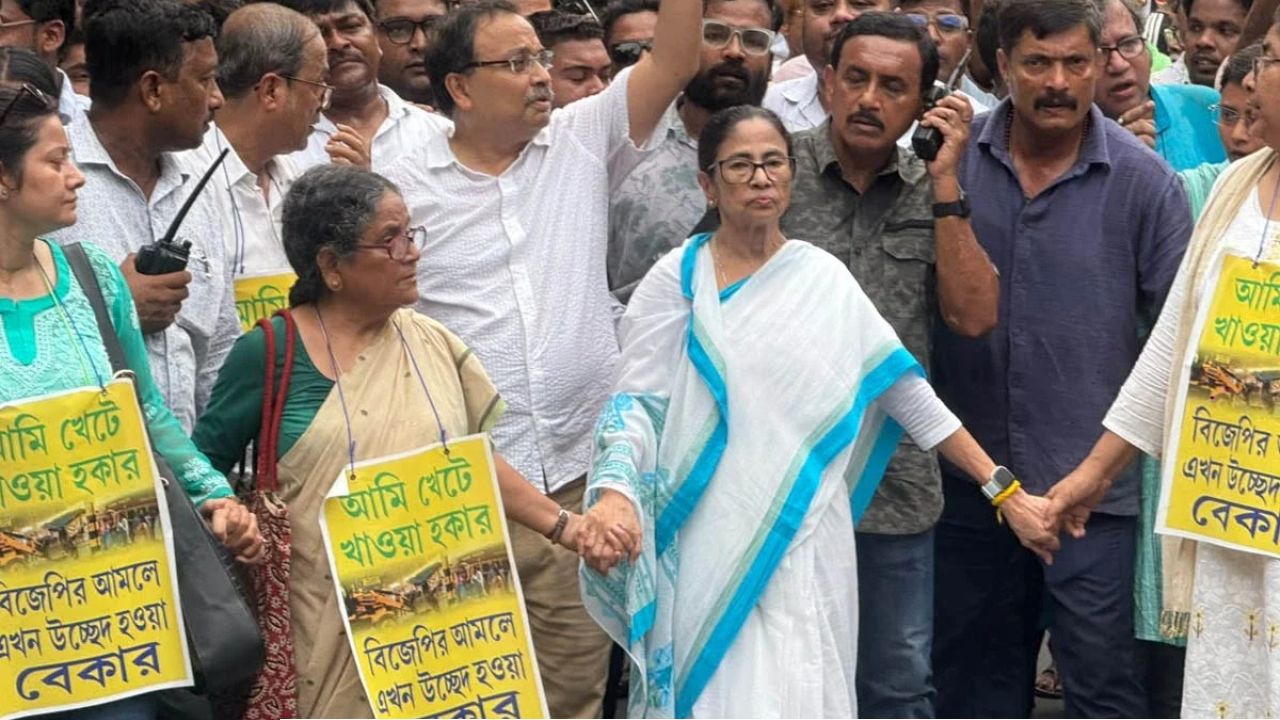ধর্মতলায় মমতার ‘লিটমাস টেস্ট’! হকার উচ্ছেদে বামেদের বাড়বাড়ন্ত রুখতে এবার বুকে প্ল্যাকার্ড ঝুলিয়ে রাজপথে ‘কালীঘাট তৃণমূল’
