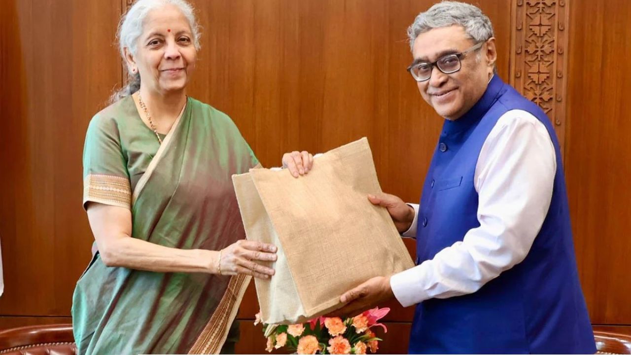 দিল্লির জোড়া বৈঠকের পর জোর জল্পনা, নতুন সরকারের প্রথম বাজেটে থাকছে কি বড় চমক? 