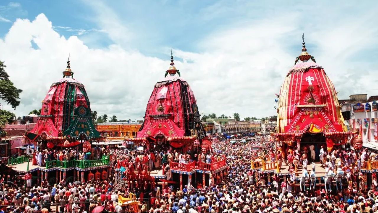 বংশপরম্পরার নিয়মে কোপ! পুরীর রথ নির্মাণ মাঝপথেই থামিয়ে দিলেন ক্ষুব্ধ মিস্ত্রিরা, হঠাৎ কেন উঠল প্রতিবাদের ঝড়?