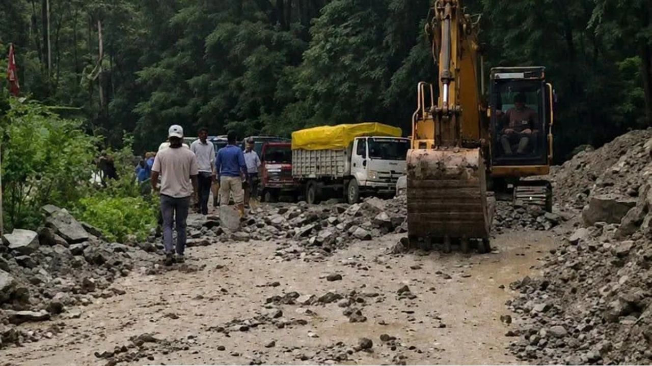পাহাড় জুড়ে প্রকৃতির তাণ্ডব! তিস্তায় ভেসে গেল লাইফ লাইন ১০ নম্বর জাতীয় সড়ক, আটকে হাজার হাজার পর্যটক