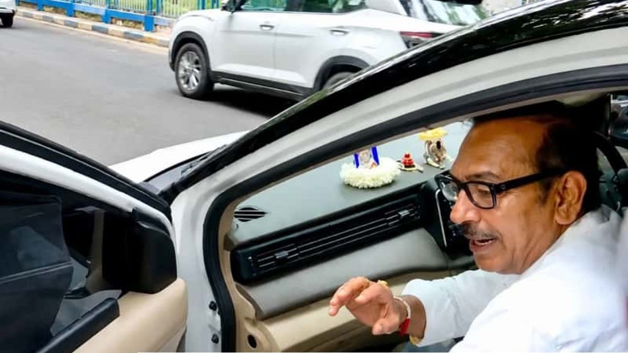 ‘বেরিয়ে আসুন, মেসিকে দেখতে এসেছি!’ ডিম হাতে জানলার ওপারে দাঁড়িয়ে বর্ষীয়ান আইনজীবী, আদালতের ঘরে আলো নিভিয়ে কাঁপছেন অরূপ?