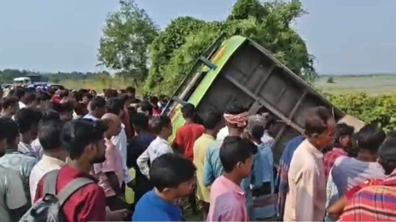 তারকেশ্বর যাওয়ার পথে দুর্ঘটনা, নয়ানজুলিতে পড়ে গেল যাত্রীবোঝাই বাস 
