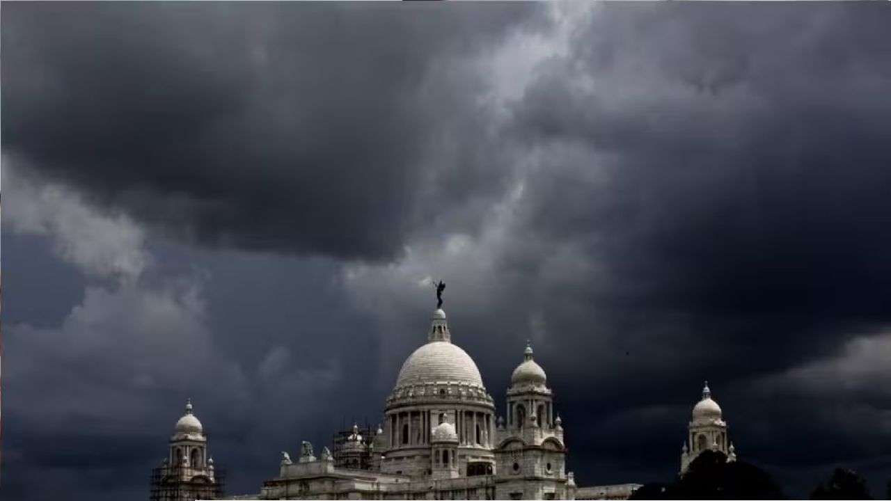 মুহুর্মুহু বজ্রপাত আর কালবৈশাখীর দাপটে কাঁপছে কলকাতা, ভেঙে পড়ল গাছ! জারি হলো চরম সতর্কতা, সমুদ্রে যাওয়ার ওপর নিষেধাজ্ঞা