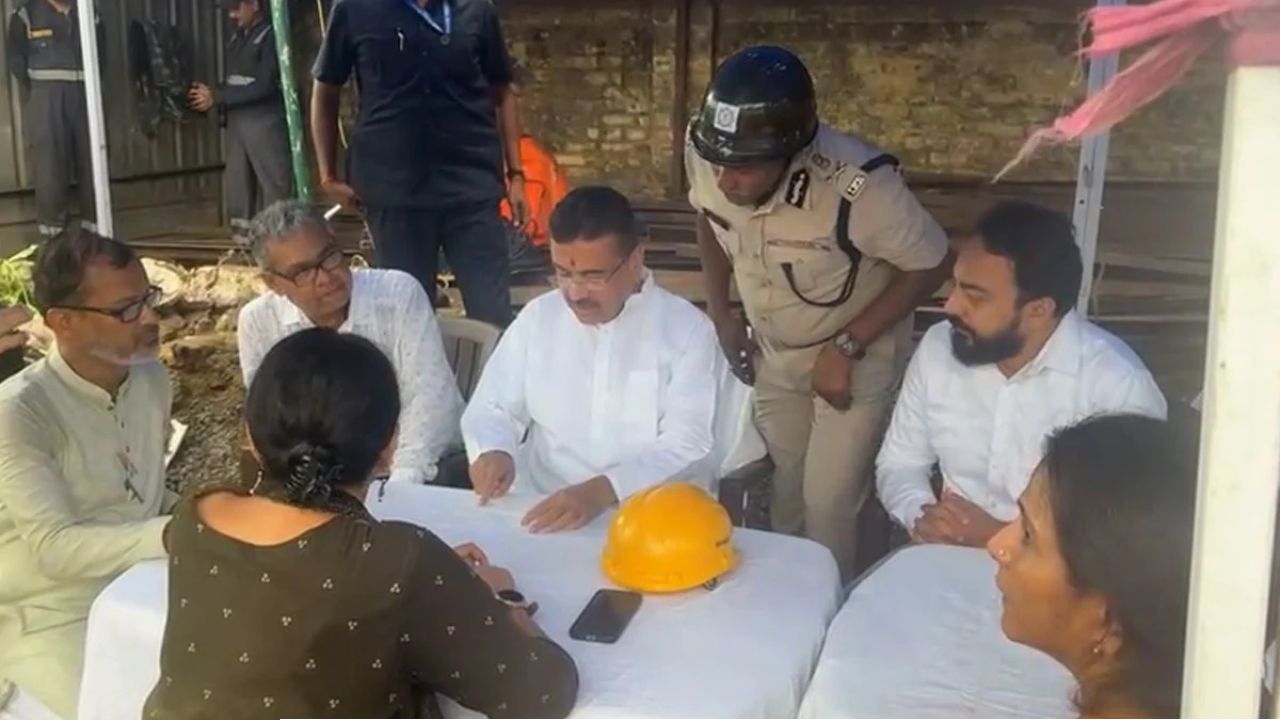 তারাতলায় ভেঙে পড়া গুদামে মৃত ৩, এখনও ১২–১৮ জন আটকে থাকার আশঙ্কা