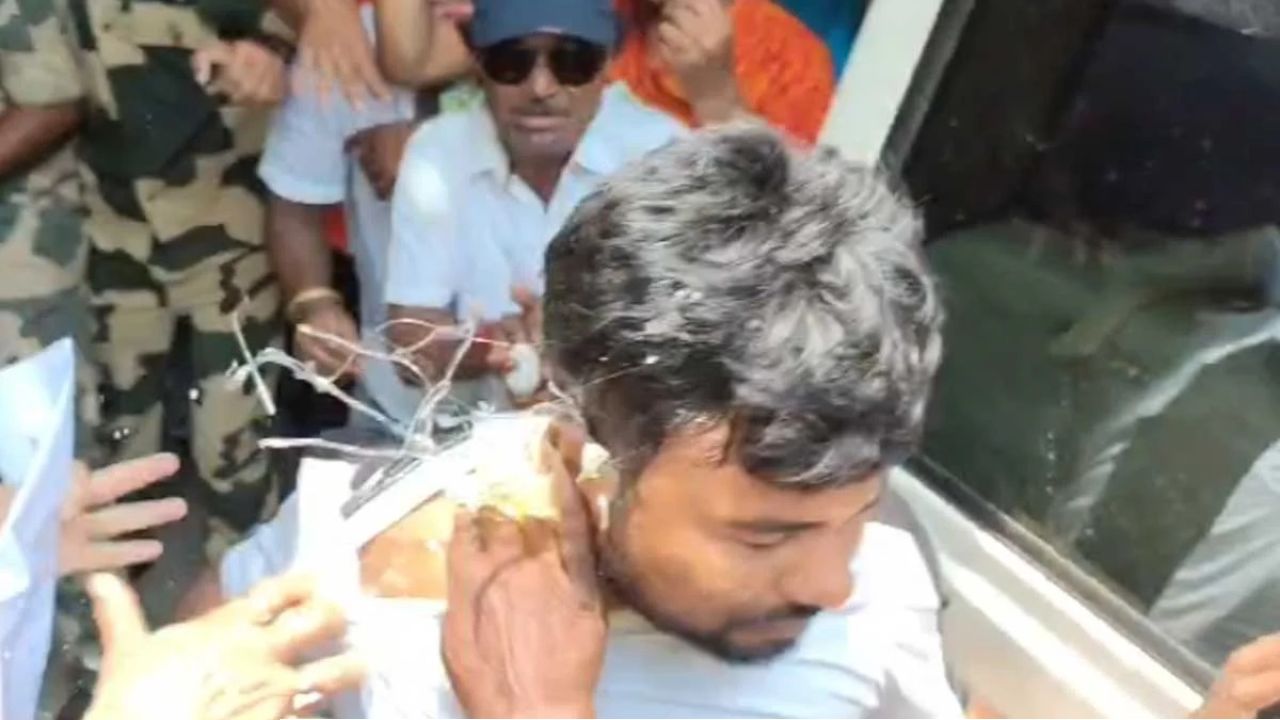 কলকাতা থেকে গ্রেপ্তার ক্যানিংয়ের তৃণমূল নেতা; আদালতে নিয়ে যাওয়ার পথে বিক্ষোভ 