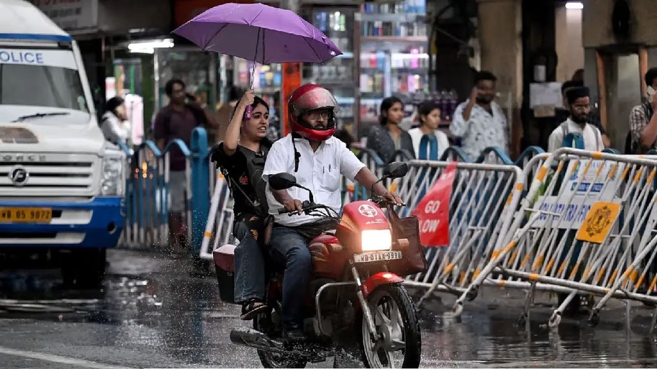  বঙ্গোপসাগরে নিম্নচাপের ভ্রুকুটি! উত্তরবঙ্গে লাল সতর্কতা, দক্ষিণে বাড়বে অস্বস্তি