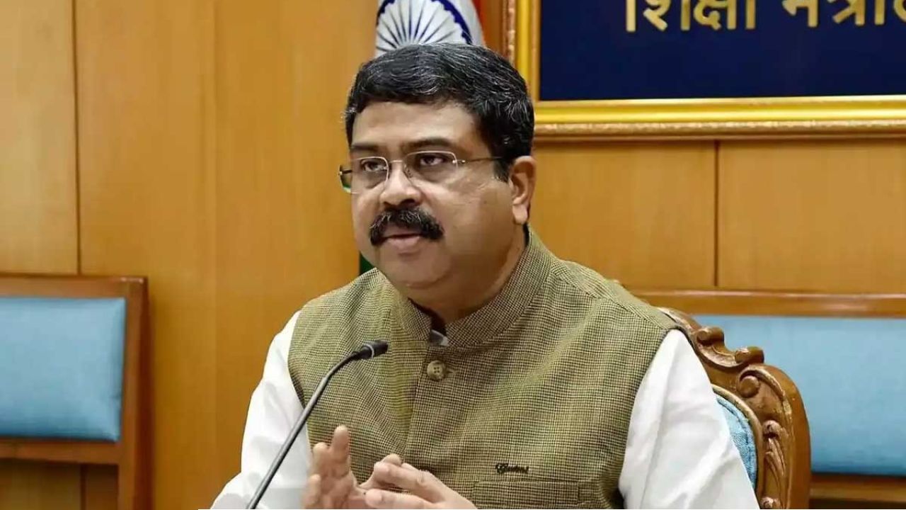  নিট কেলেঙ্কারিতেই কি পদ যাচ্ছে ধর্মেন্দ্র প্রধানের? নয়া শিক্ষামন্ত্রী কে, জোর জল্পনা দিল্লিতে! 