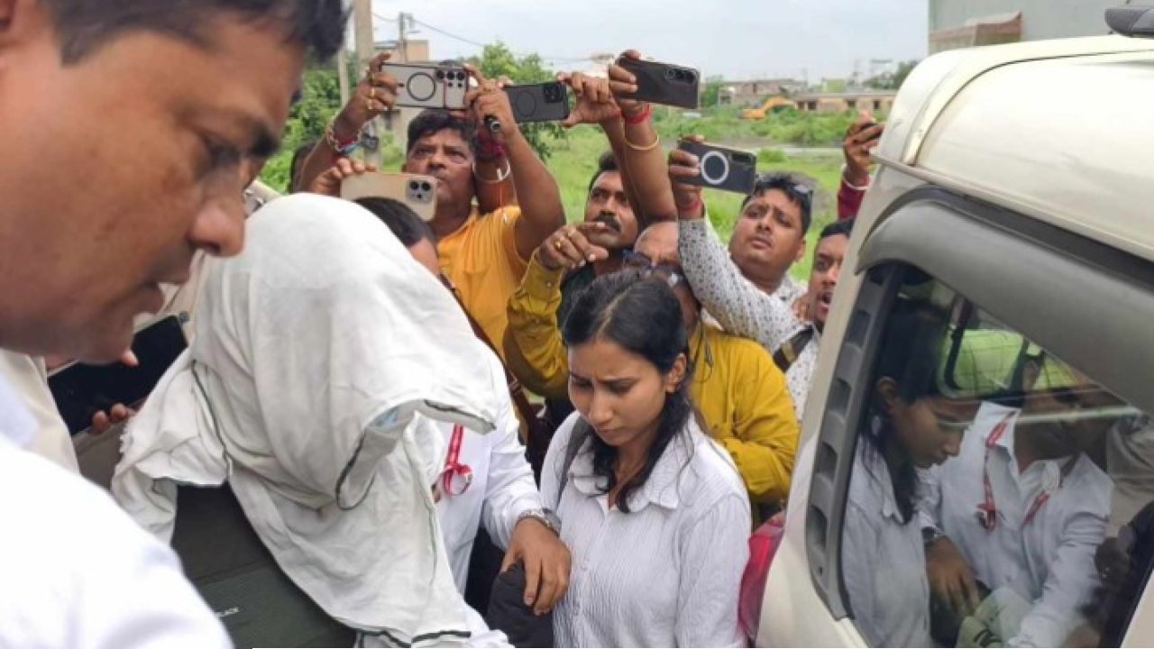 কাজের লোভ দেখিয়ে বিদেশে পাচার, ভুয়ো পাসপোর্ট চক্র চালাত গোলাম! দুর্গাপুরে সাতসকালে এনআইএ হানা!