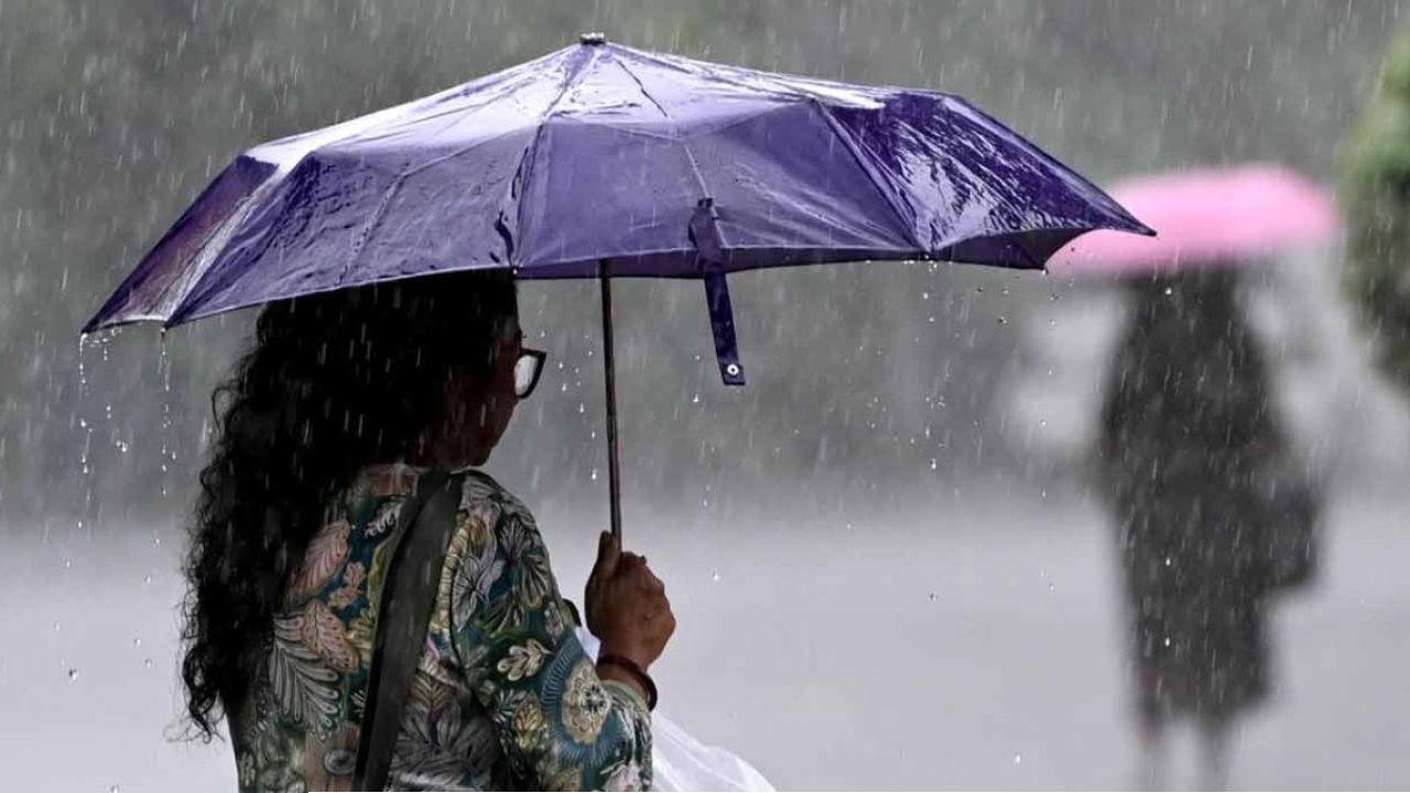 দক্ষিণে ভ্যাপসা গরমের মাঝেই হালকা বৃষ্টি! উত্তরবঙ্গে ভারী বর্ষণের চরম অ্যালার্ট