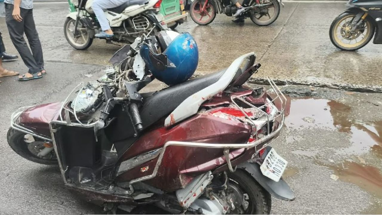 বেহালা চৌরাস্তায় হাড়হিম করা দুর্ঘটনায় রণক্ষেত্র এলাকা..পিছনের বাস এগিয়ে আসতেই মাঝে পড়ে মৃত্যু
