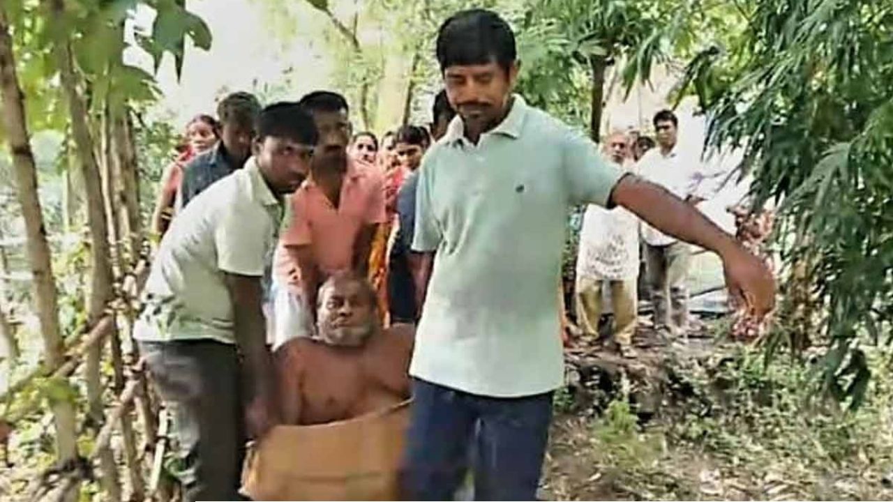 অ্যাম্বুল্যান্স তো দূর অস্ত, হাঁটার উপায় নেই! রোগীকে চটের বস্তায় ঝুলিয়ে হাসপাতালের পথে পরিবার, শিউরে উঠল সন্দেশখালি