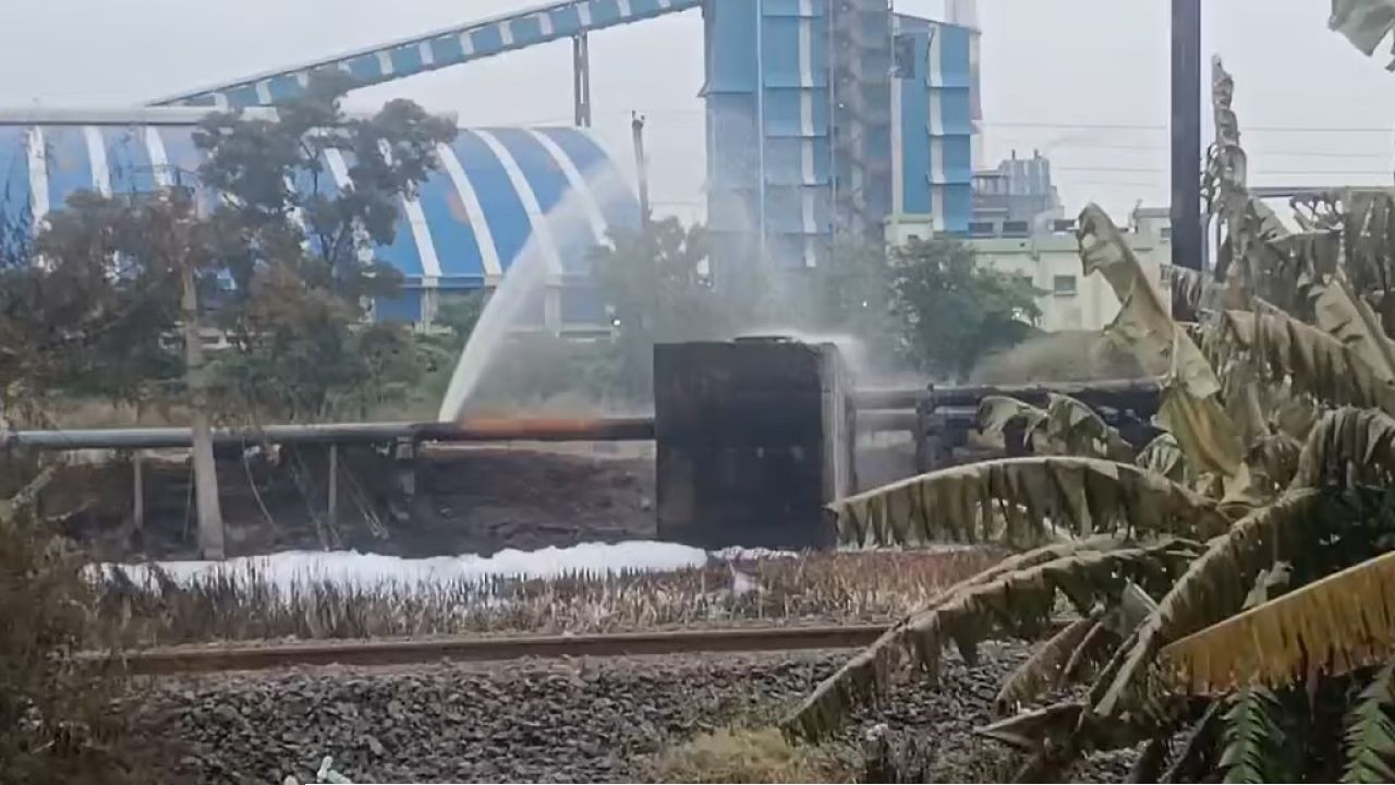  প্রায় ২০ ঘণ্টা পর নিভল হলদিয়া পেট্রোকেমিক্যালসের আগুন, এখনও ব্যাহত ট্রেন পরিষেবা 