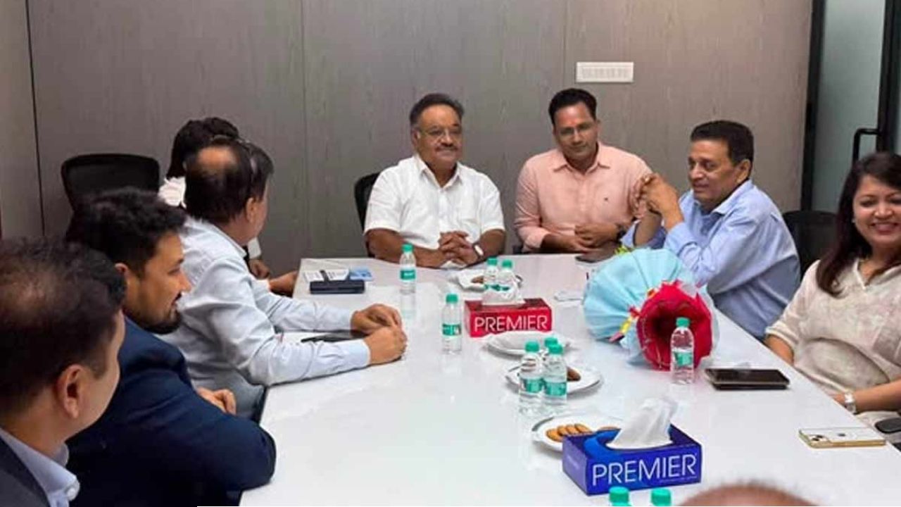 শিল্প, কর্মসংস্থান ও বিনিয়োগের রোডম্যাপ নিয়ে মুম্বইয়ে বৈঠক; পশ্চিমবঙ্গে আগ্রহ দেখালেন শিল্পপতিরা, দাবি শমীকের