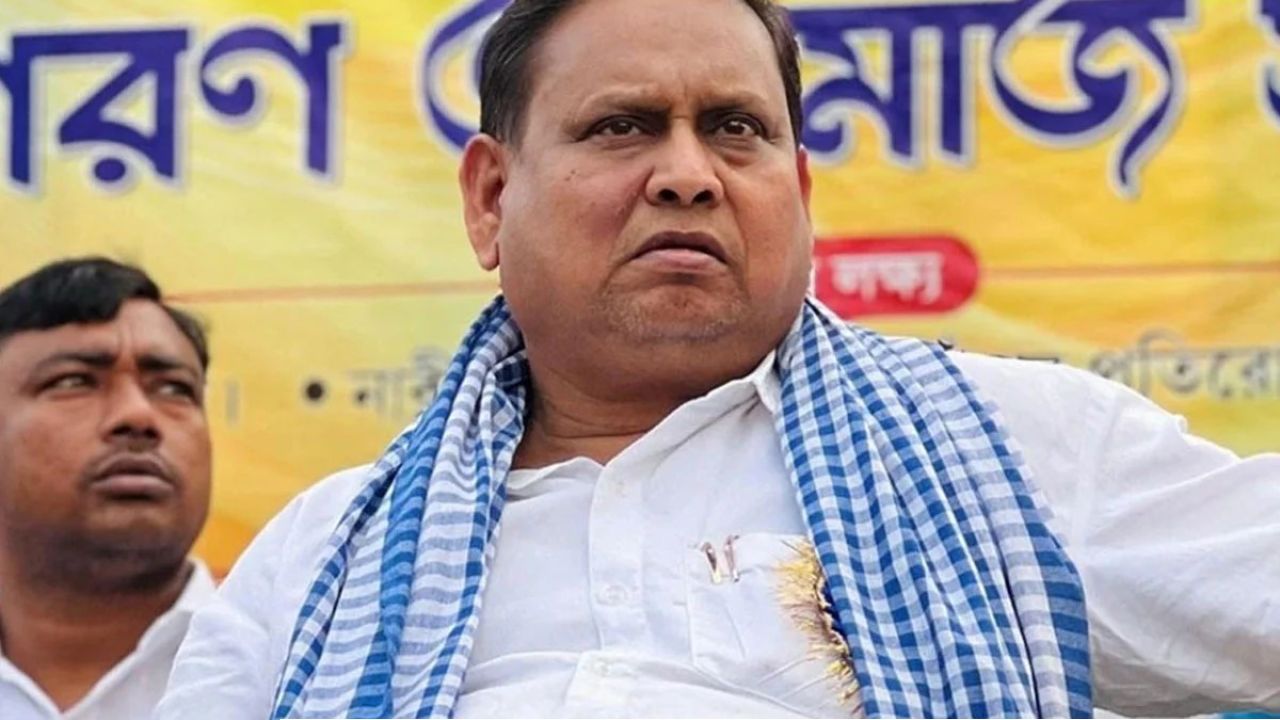  ‘স্যাঁটা’ মন্তব্য মামলায় রেজিনগর থানায় হাজিরা AJUP নেতার, থানার বাইরে কড়া পুলিশি নজরদারি