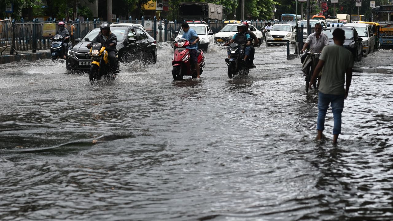 রাতভর বৃষ্টিতে বিপর্যস্ত কলকাতা, সপ্তাহভর কেমন থাকবে আবহাওয়া? 