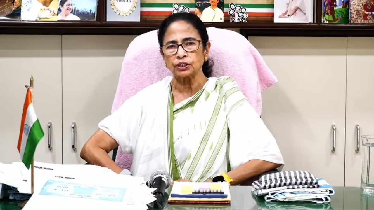 ‘আমাকে হাউস অ্যারেস্ট করা হয়েছে!’ ফেসবুক লাইভে বিস্ফোরক মমতা, সকাল হতেই কালীঘাটের বাড়ি থেকে সরল বিশাল পুলিশবাহিনী