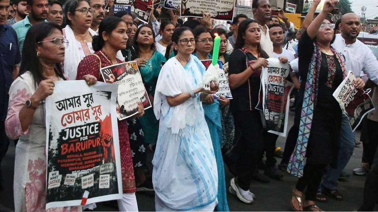বারুইপুর কাণ্ডের প্রতিবাদে কালীঘাটে ধুন্ধুমার! পুলিশের ব্যারিকেড ভেঙে মোমবাতি মিছিলে স্বয়ং মমতা