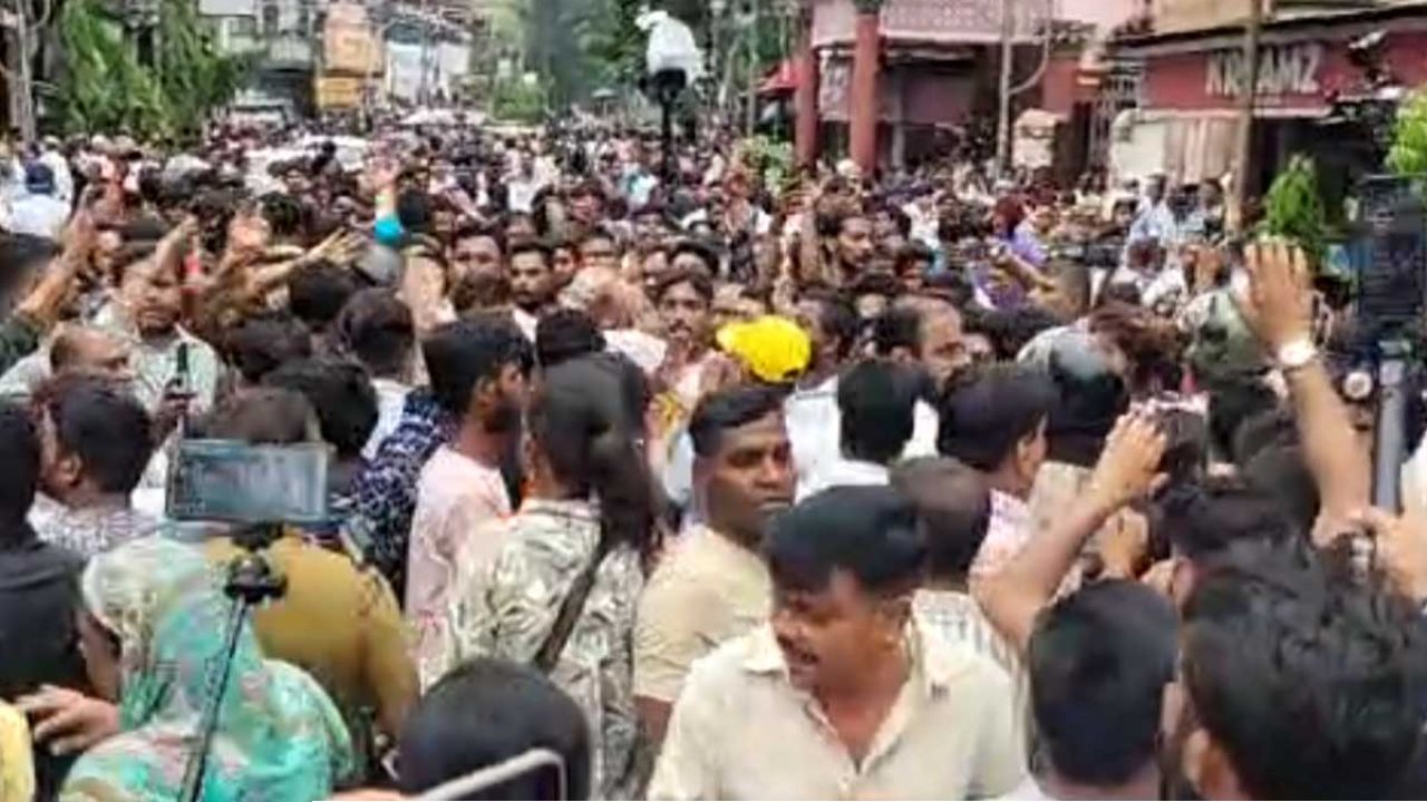 হাজরায় ধুন্ধুমার! কালীঘাট তৃণমূলের মিছিলে ধেয়ে এল ‘চোর’ স্লোগান, লাউডস্পিকারে বাজল ‘মাছ চোর’ গানও