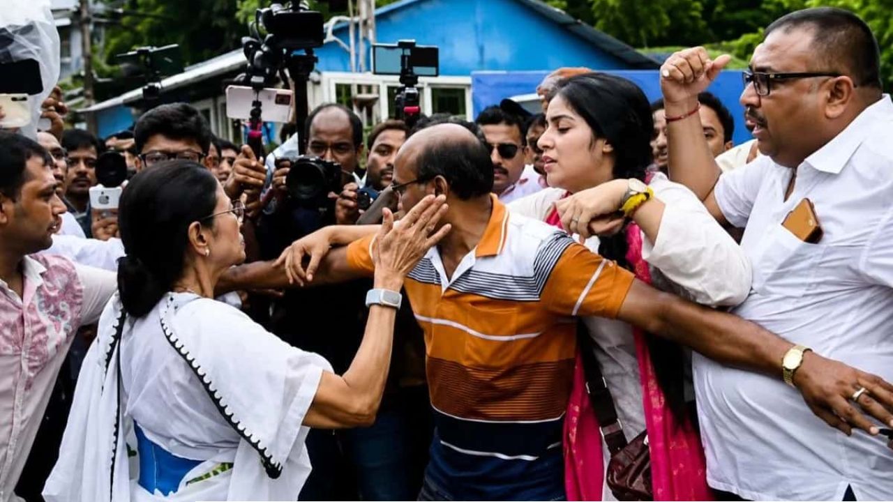 ভিড় সামলাতে গিয়ে চূড়ান্ত মেজাজ হারালেন মমতা! নিজের দলের কর্মীকে সপাটে চড় প্রাক্তন মুখ্যমন্ত্রীর