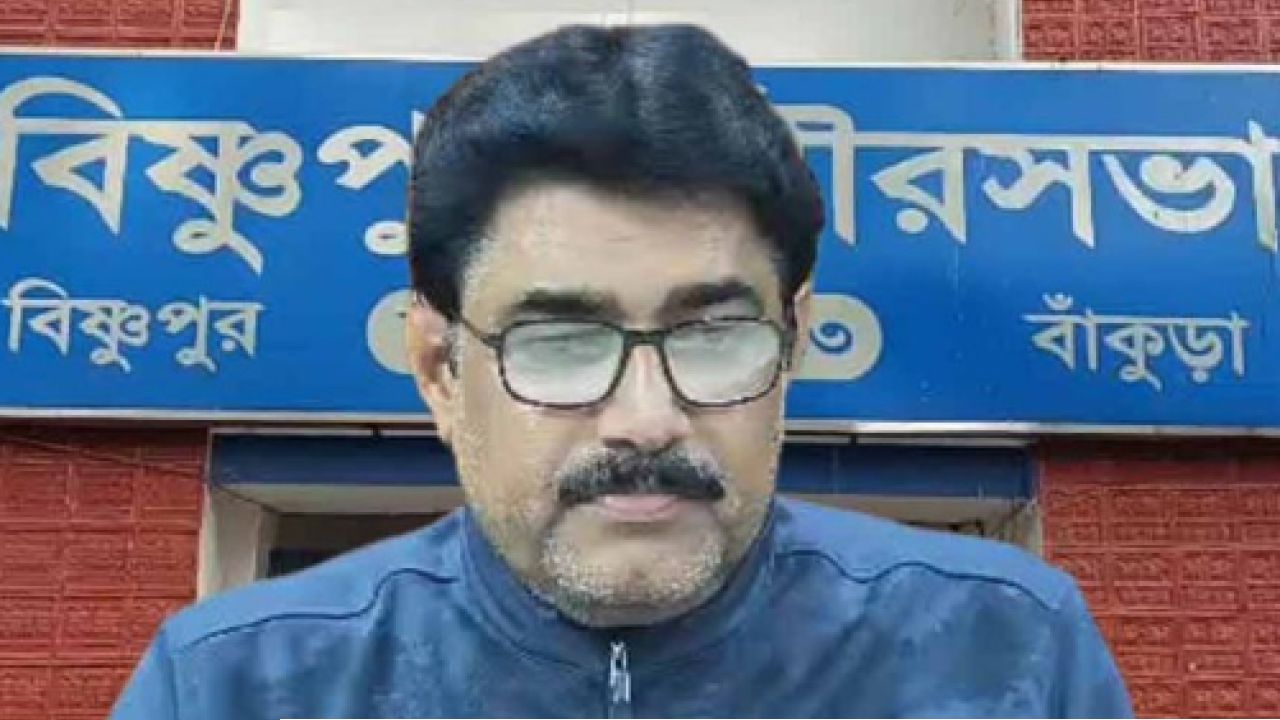 মহকুমাশাসকের এফআইআর: কোটি কোটি টাকার দুর্নীতিতে গা ঢাকা দিলেন প্রাক্তন পুরপ্রধান!