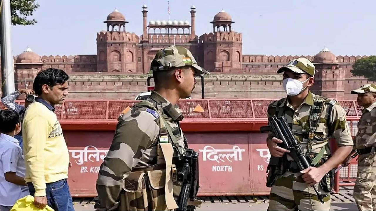  ‘লালকেল্লায় বোমা!’ অজ্ঞাত ফোনে চাঞ্চল্য, তন্নতন্ন করে তল্লাশি দিল্লি পুলিশের 