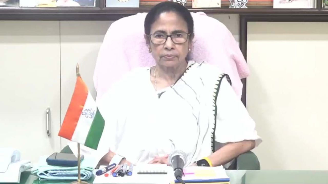  ‘বেইমানদের জন্য দুঃখ আছে, ভয় নেই’, আবারও ‘শূন্য’ থেকে শুরু করার চ্যালেঞ্জ ছুড়লেন মমতা