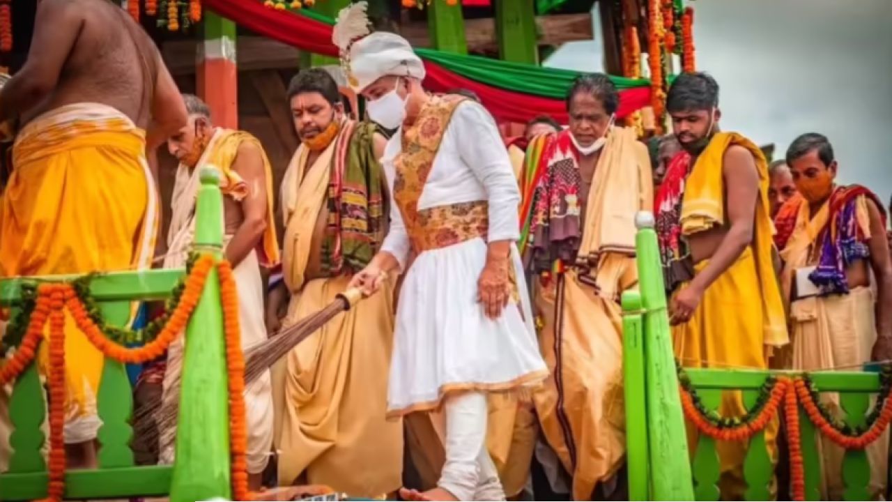 রথের দিনে সোনার ঝাড়ু দিয়ে রাস্তা সাফ করেন পুরীর রাজা! এই অলৌকিক রীতির রহস্য কী?