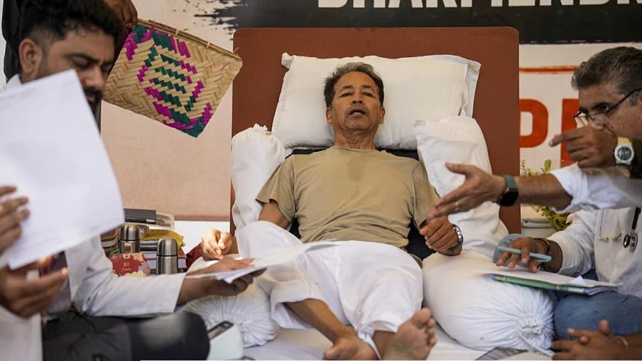 শরীর শেষ হলেও লড়াই জারি! মৃত্যুর মুখ থেকে &lsquo;সংসদ অভিযান&rsquo;-এর ডাক ওয়াংচুকের