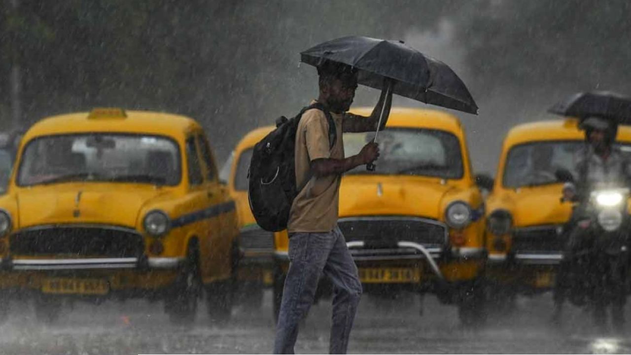 টানা বৃষ্টি উধাও কলকাতায়, আর্দ্রতার অস্বস্তির মাঝেই ৫ জেলায় চরম দুর্যোগের পূর্বাভাস!