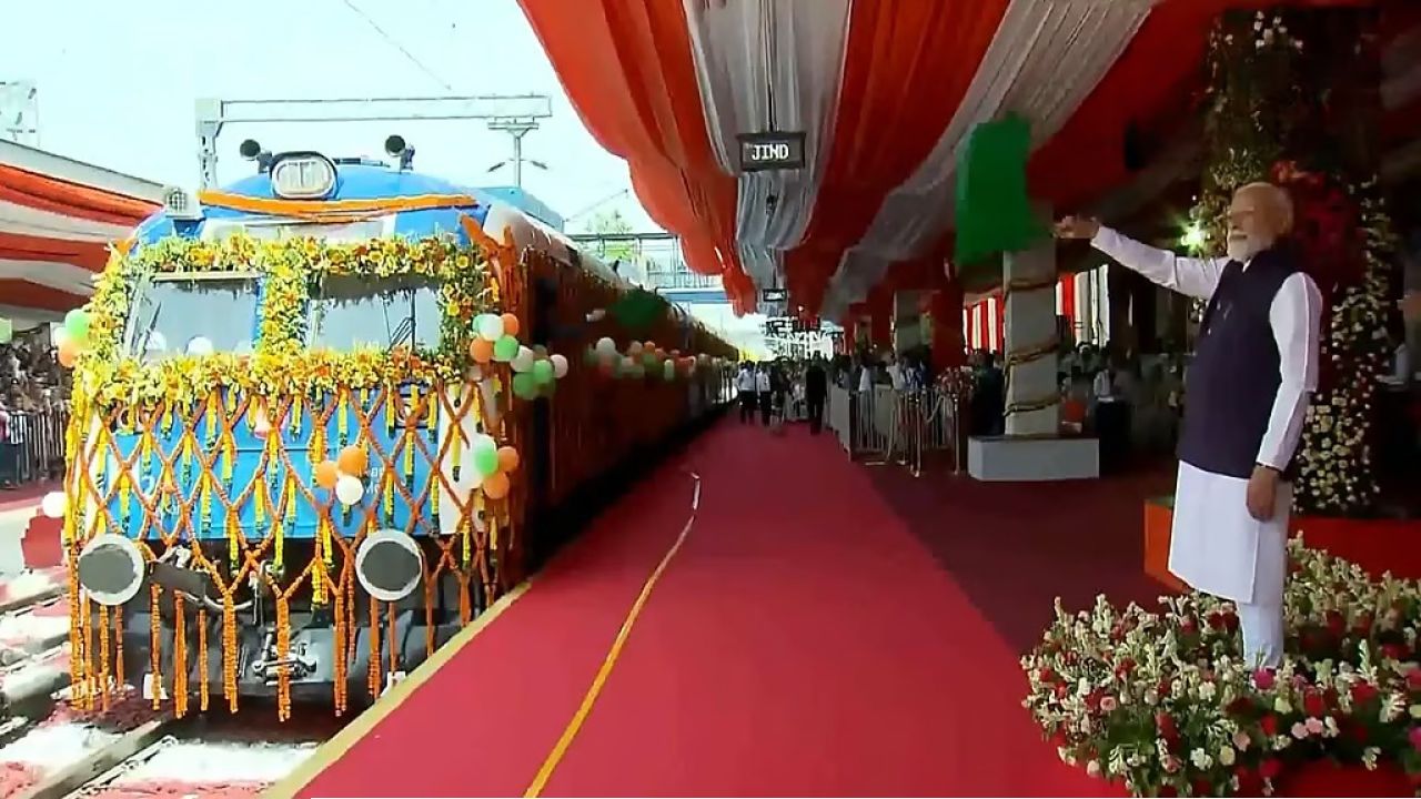 ডিজেল-বিদ্যুতের গণ্ডি পেরিয়ে এবার হাইড্রোজেনের দৌড়, সবুজ রেল প্রযুক্তিতে ইতিহাস গড়ল ভারত 