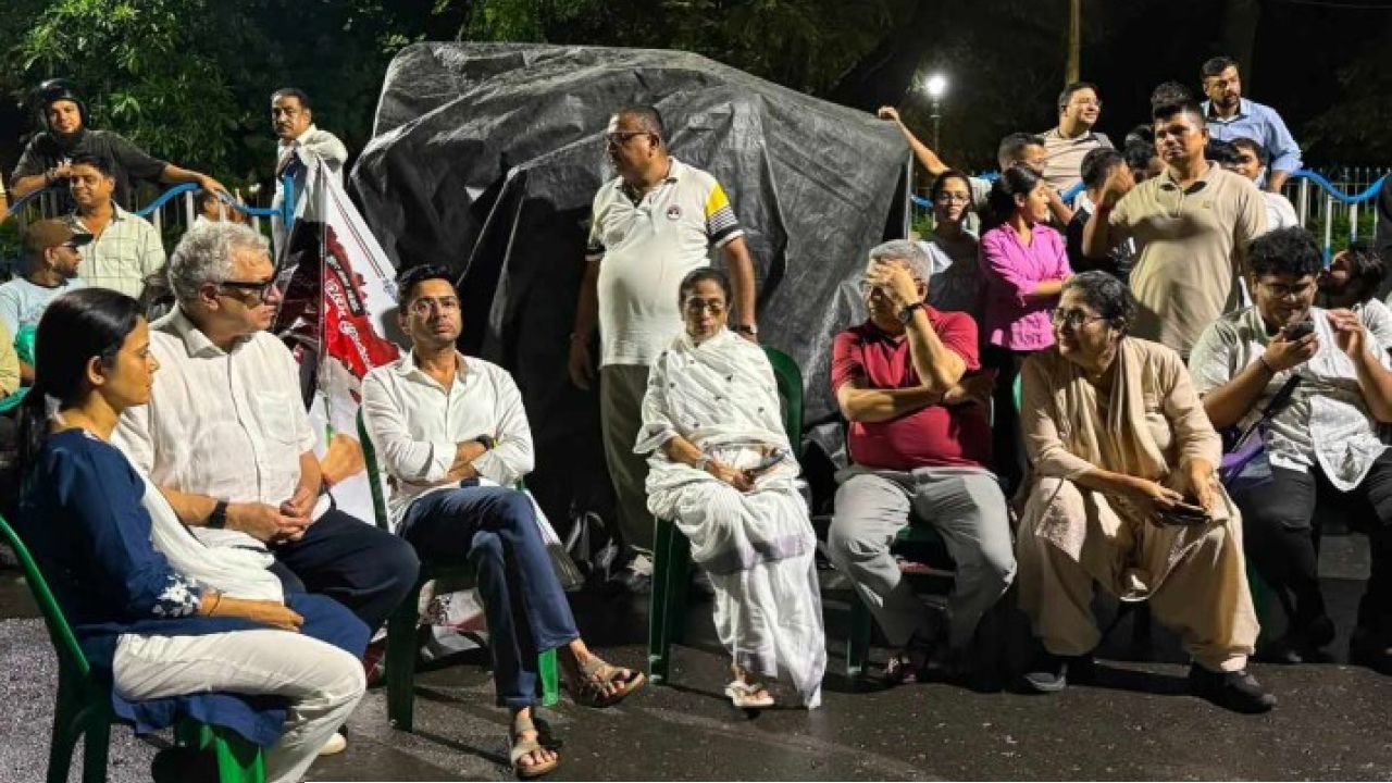 রাতে একুশের মঞ্চে হামলা! রাজপথে ধরনায় বসে রাত কাটালেন মমতা-অভিষেকরা