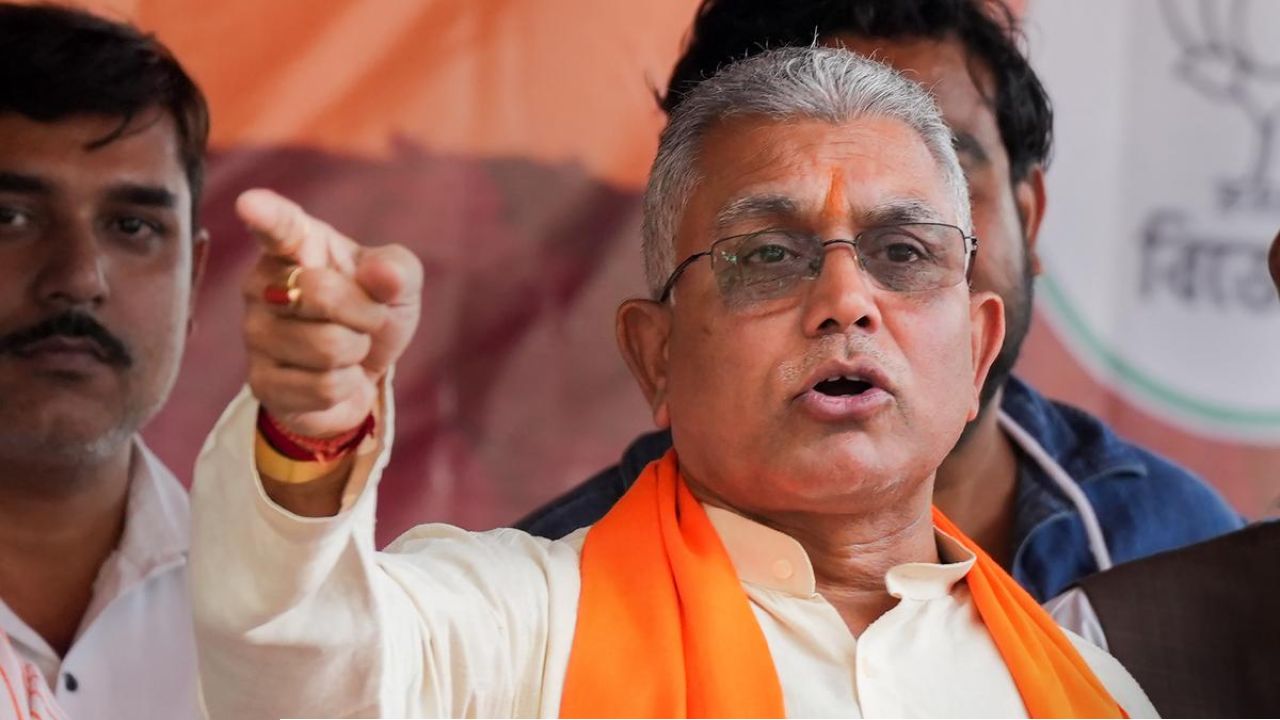 চাইলে জামাকাপড় খুলে রাস্তায় মারতে পারি!’ ২১ জুলাইয়ের পর চরম হুঁশিয়ারি দিলীপের