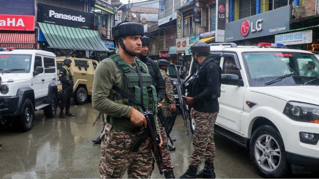 সাতসকালে রক্তে ভাসল অনন্তনাগ! টহলদারি পুলিশের ওপর হঠাৎ জঙ্গি হানা, প্রাণ হারালেন কনস্টেবল