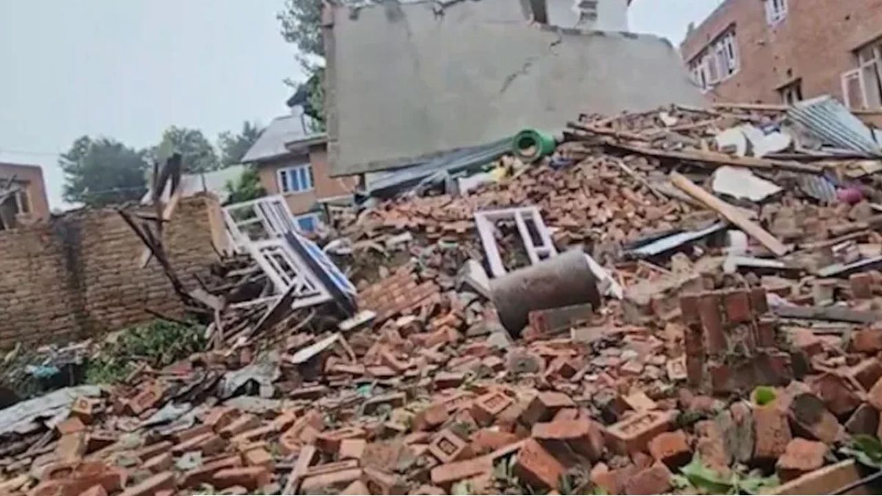 পুলিশকর্মী খুনের পর কাশ্মীরে বড় অ্যাকশন! রাতভর অভিযানে গুঁড়িয়ে দেওয়া হল ২ লস্কর জঙ্গির বাড়ি