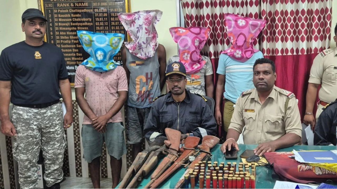 মাছ ধরার নৌকার আড়ালে অস্ত্রের রমরমা কারবার! গভীর সুন্দরবনে অস্ত্রসহ গ্রেপ্তার ৪