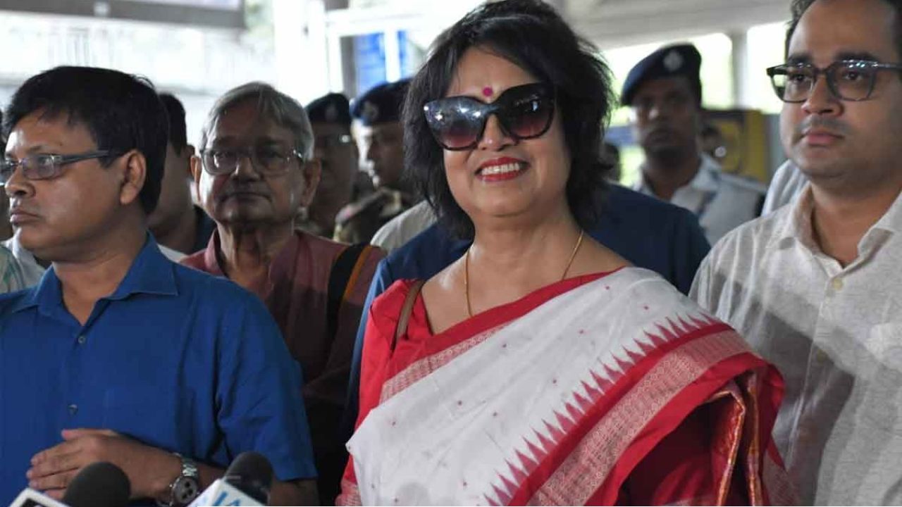 ১৯ বছর পর কলকাতায় তসলিমা! নির্বাসনের স্মৃতি পেরিয়ে ‘প্রিয় শহরে’ ফিরলেন লেখিকা