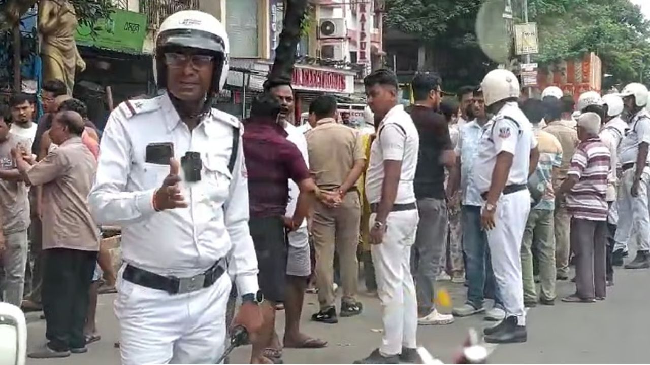 বিটি রোডে মৃত্যু ফাঁদ! ট্রাকের ধাক্কায় শেষ দুই পড়ুয়ার জীবন 