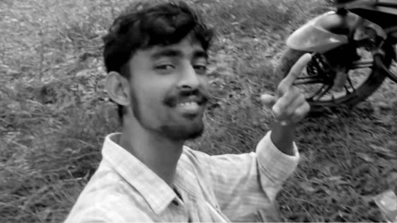 ভিডিয়ো কল কাটার পরপরই বন্ধুদের ঘনঘন ফোন, দেবীপুরের জঙ্গলে ছাত্রের ঝুলন্ত দেহ ঘিরে তুঙ্গে রহস্য!