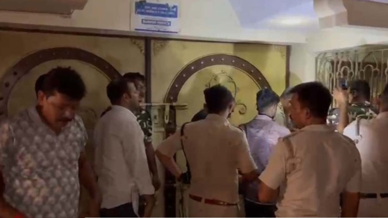 মেয়ের নামে পেট্রোল পাম্প, পার্কিংয়ে সরকারি জমি! টুলুর কোটি কোটি টাকার সাম্রাজ্য সিজ