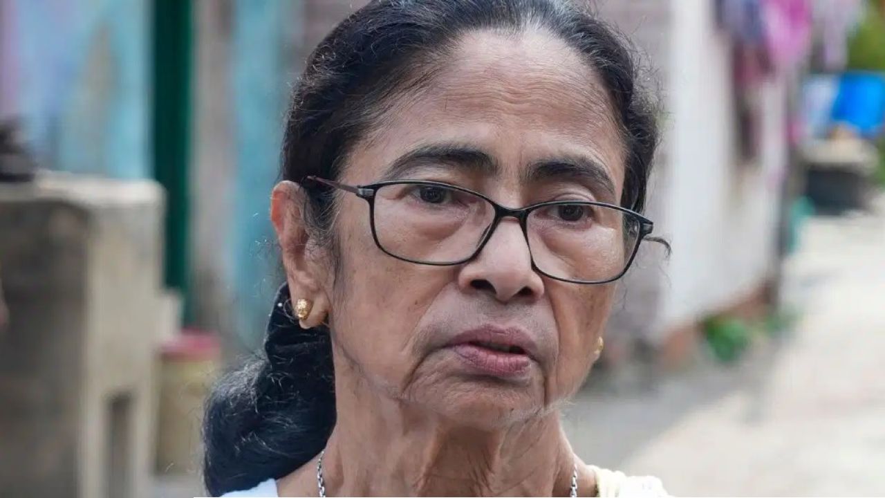 ঘাসফুল হাতছাড়া হওয়ার আশঙ্কায় তড়িঘড়ি 'প্ল্যান বি'? উপনির্বাচনের আগেই বদলাতে পারে মমতার দলীয় প্রতীক!