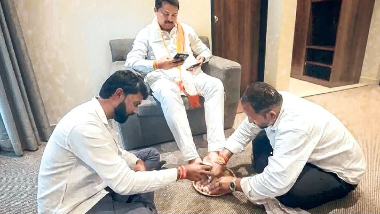 সোফায় মোবাইল হাতে নেতা, মেঝেতে বসে দুধে পা ধোয়াচ্ছেন যুবকেরা! 