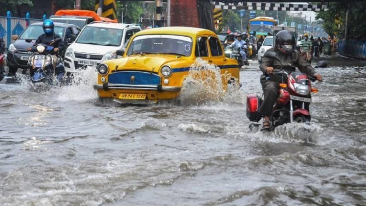 ভোররাতেই ঘুটঘুটে আঁধার কলকাতায়! বৃহস্পতিবার আরও ভয়ঙ্কর দুর্যোগের সতর্কবার্তা হাওয়া অফিসের, প্রবল দুর্যোগ উত্তরেও