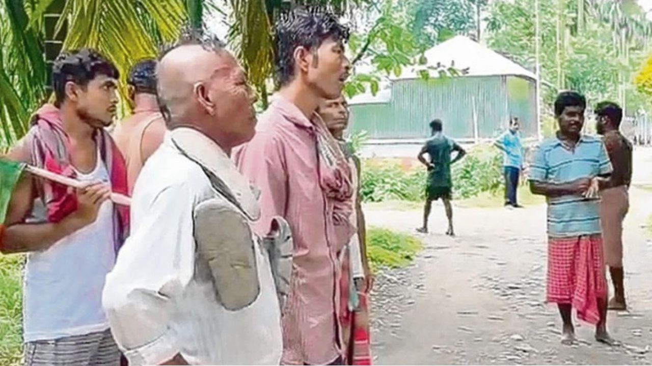 কাটমানি উসুলে চরম শোধ! অর্ধেক মাথা নেড়া, গলায় জুতোর মালা পরিয়ে ঘোরোনো হলো তৃণমূল নেতাকে